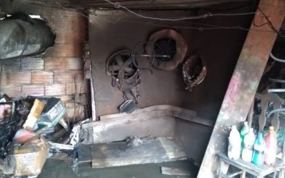 INCÊNDIO EM LOJA DE ARTESANATO EM SANTA CRUZ DE MINAS