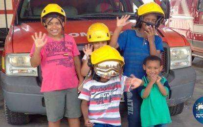 Crianças do bairro Grogotó visitam o quartel dos Bombeiros em Barbacena