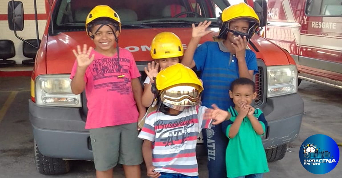 Crianças do bairro Grogotó visitam o quartel dos Bombeiros em Barbacena