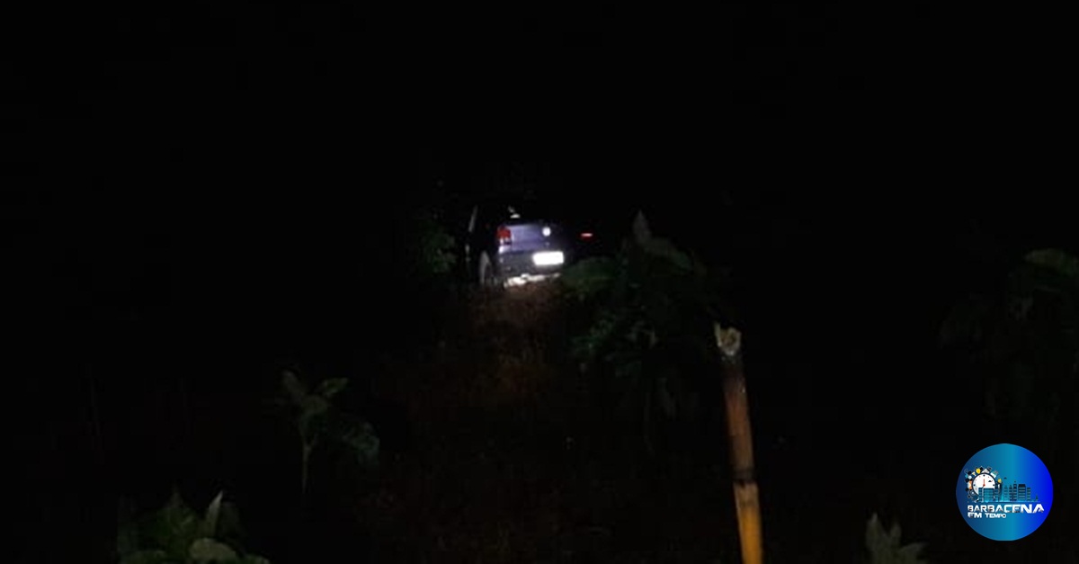 Veículo fica desgovernado e quase cai em corrego com 3 pessoas em Senhora das Dores