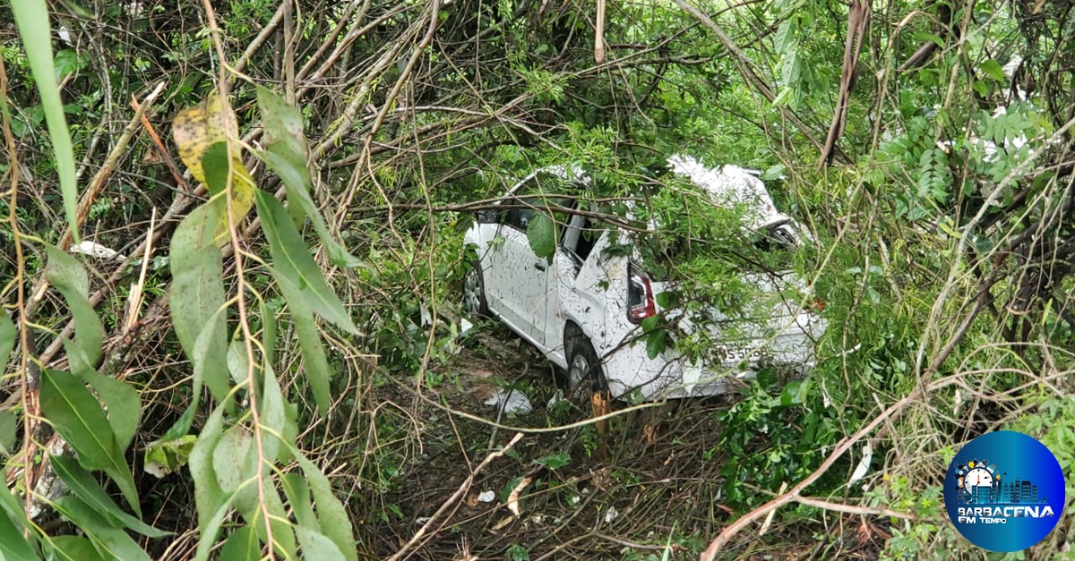 VEÍCULO COM CINCO BARROSENSES CAPOTA NA BR-265 PRÓXIMO A SAINT GOBAIN