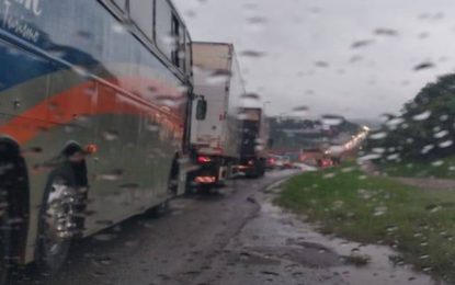 Acidente no bairro Bom Pastor em Divinópolis complica trânsito na MG-050