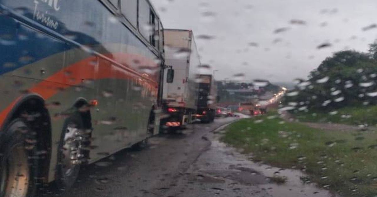 Acidente no bairro Bom Pastor em Divinópolis complica trânsito na MG-050