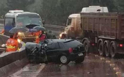 Acidente entre carro e carreta mata um e fere dois na BR-040, em Itabirito