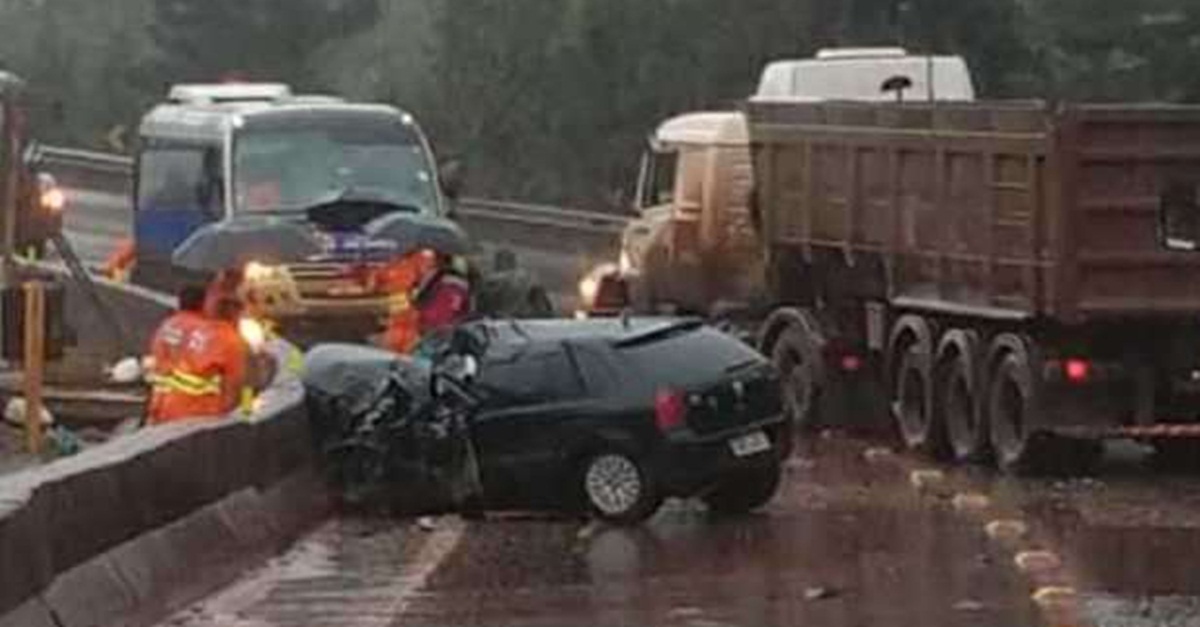 Acidente entre carro e carreta mata um e fere dois na BR-040, em Itabirito