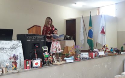 Prefeitura homenageia professores e premia vencedores do concurso de enfeites de mesa