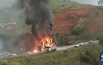 Caminhão tombou e pegou fogo na BR-116 no Vale do Rio Doce