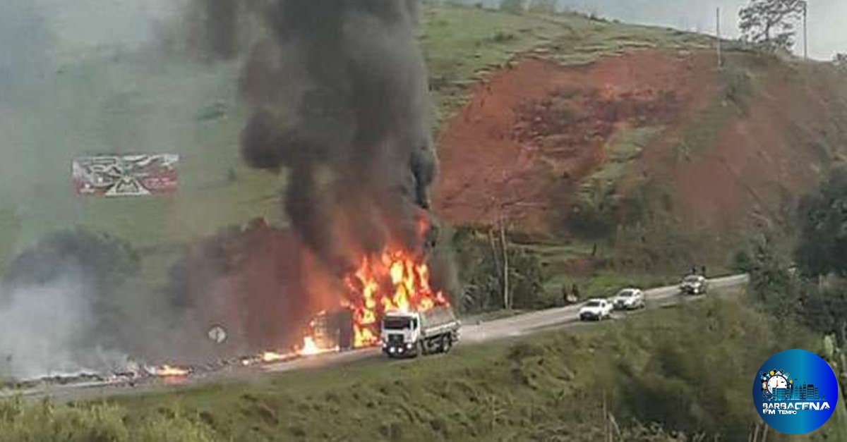 Caminhão tombou e pegou fogo na BR-116 no Vale do Rio Doce