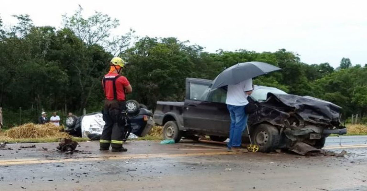 Grave acidente entre Arcos e Lagoa da Prata deixa três mortos e feridos