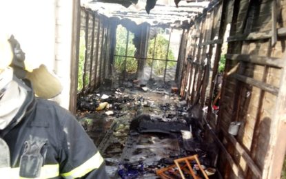 INCÊNDIO EM BAÚ ABANDONADO NA AVENIDA GOV. BIAS FORTES EM BARBACENA