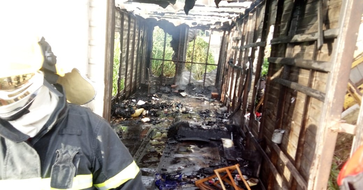 INCÊNDIO EM BAÚ ABANDONADO NA AVENIDA GOV. BIAS FORTES EM BARBACENA