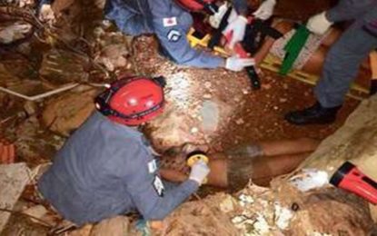 Mulheres são resgatadas após cair em buraco de seis metros em Uberaba