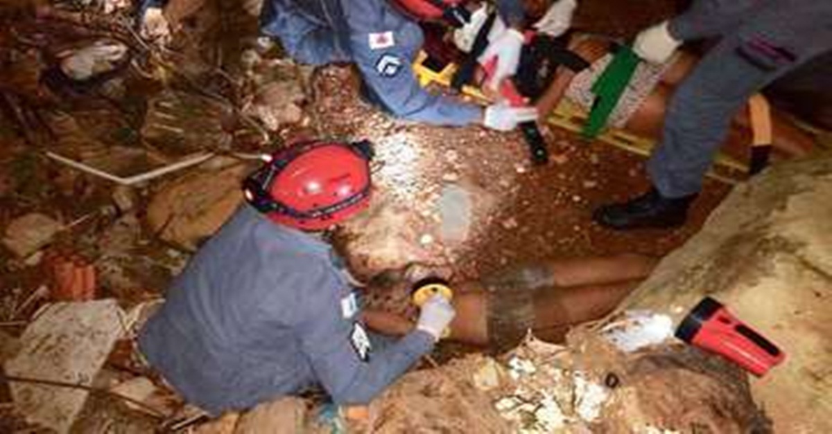 Mulheres são resgatadas após cair em buraco de seis metros em Uberaba