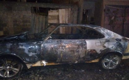 BOMBEIROS COMBATEM INCÊNDIO EM VEÍCULO NO BAIRRO CAIÇARAS BARBACENA