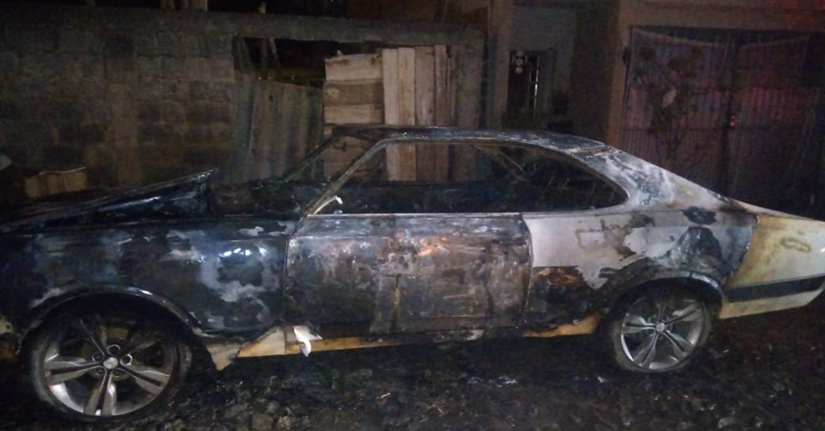 BOMBEIROS COMBATEM INCÊNDIO EM VEÍCULO NO BAIRRO CAIÇARAS BARBACENA