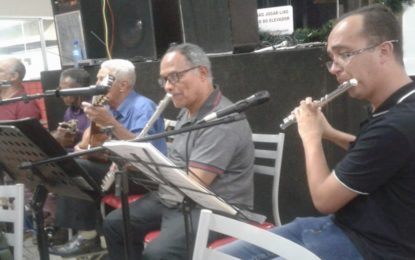 CONJUNTO VIBRAÇÕES SE APRESENTA NO PLAZA SHOPPING EM BARBACENA