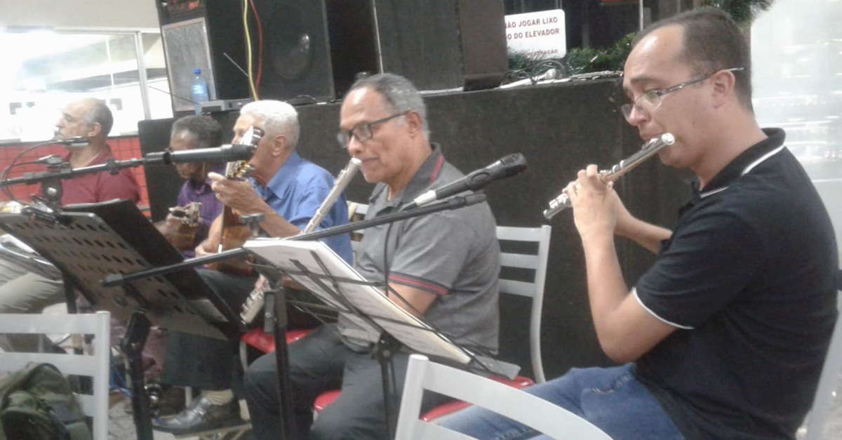 CONJUNTO VIBRAÇÕES SE APRESENTA NO PLAZA SHOPPING EM BARBACENA