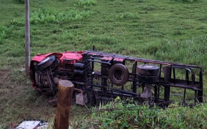 Caminhão que transportava aguardente tomba nas proximidades de Santa Bárbara do Tugúrio