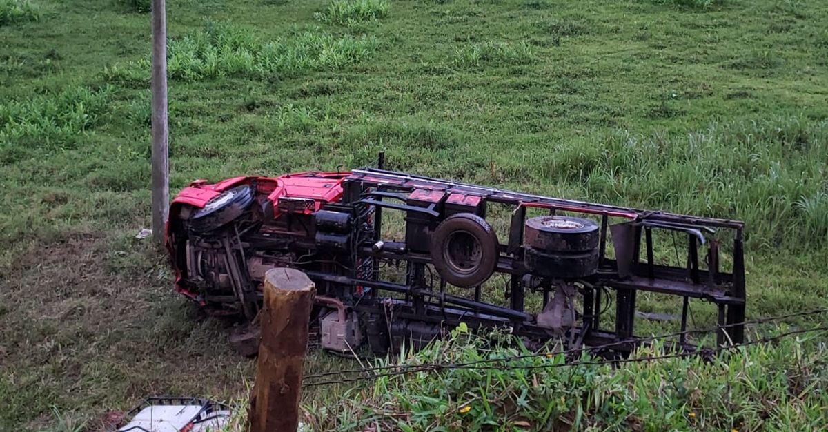 Caminhão que transportava aguardente tomba nas proximidades de Santa Bárbara do Tugúrio