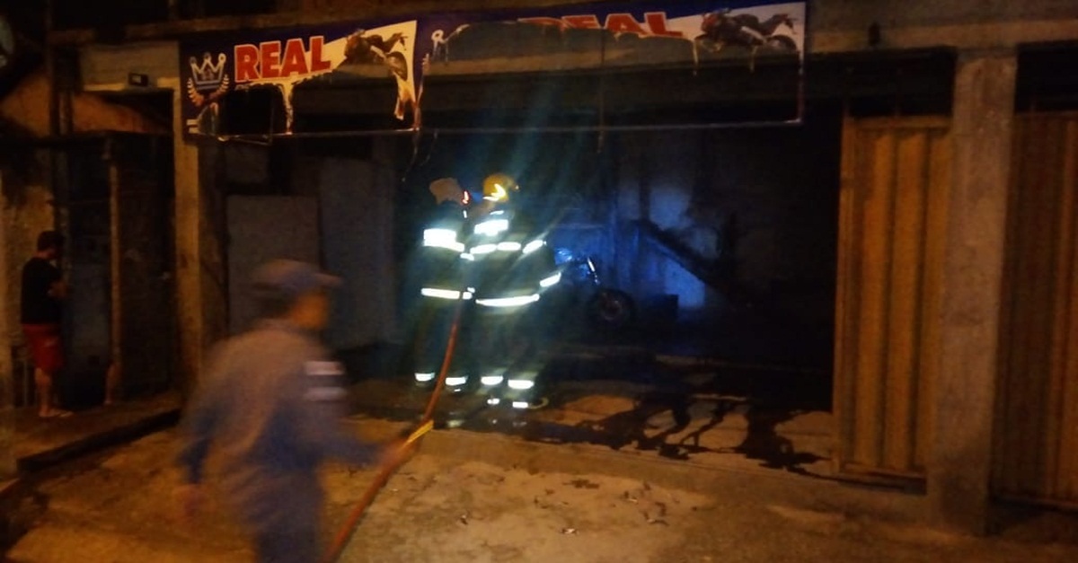 BOMBEIROS DEBELAM INCÊNDIO CRIMINOSO EM MOTOCICLETA EM BARBACENA