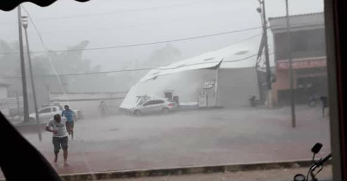 TEMPORAL DESABA ESTRUTURA DE POSTO DE COMBUSTÍVEL EM CIPOTÂNEA