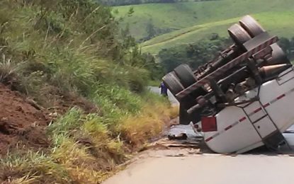 Caminhão de combustível tomba na MG-482 que liga Conselheiro Lafaiete a Itaverava