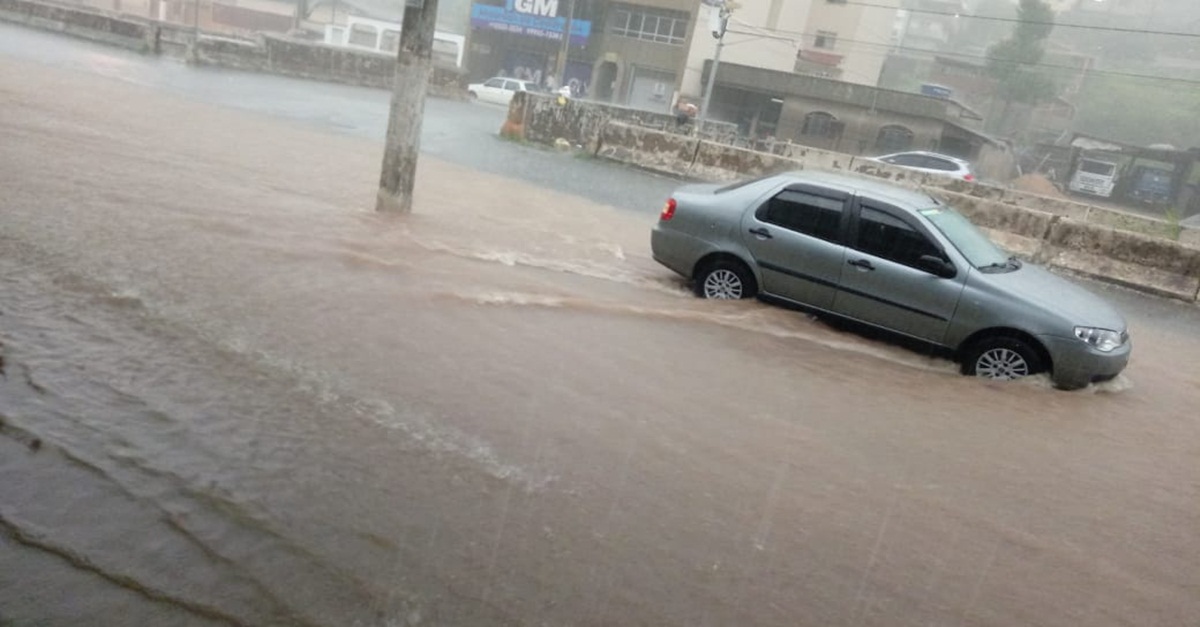CHUVA FORTE EM BARBACENA TROUXE PROBLEMAS A POPULAÇÃO