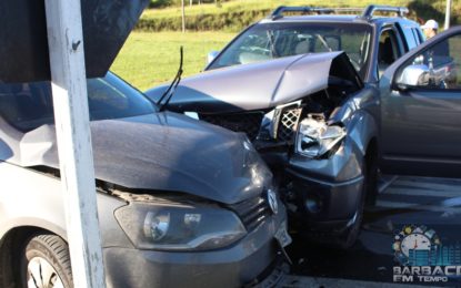 Colisão entre carro e caminhonete no trevo do bairro Santa Maria em Barbacena