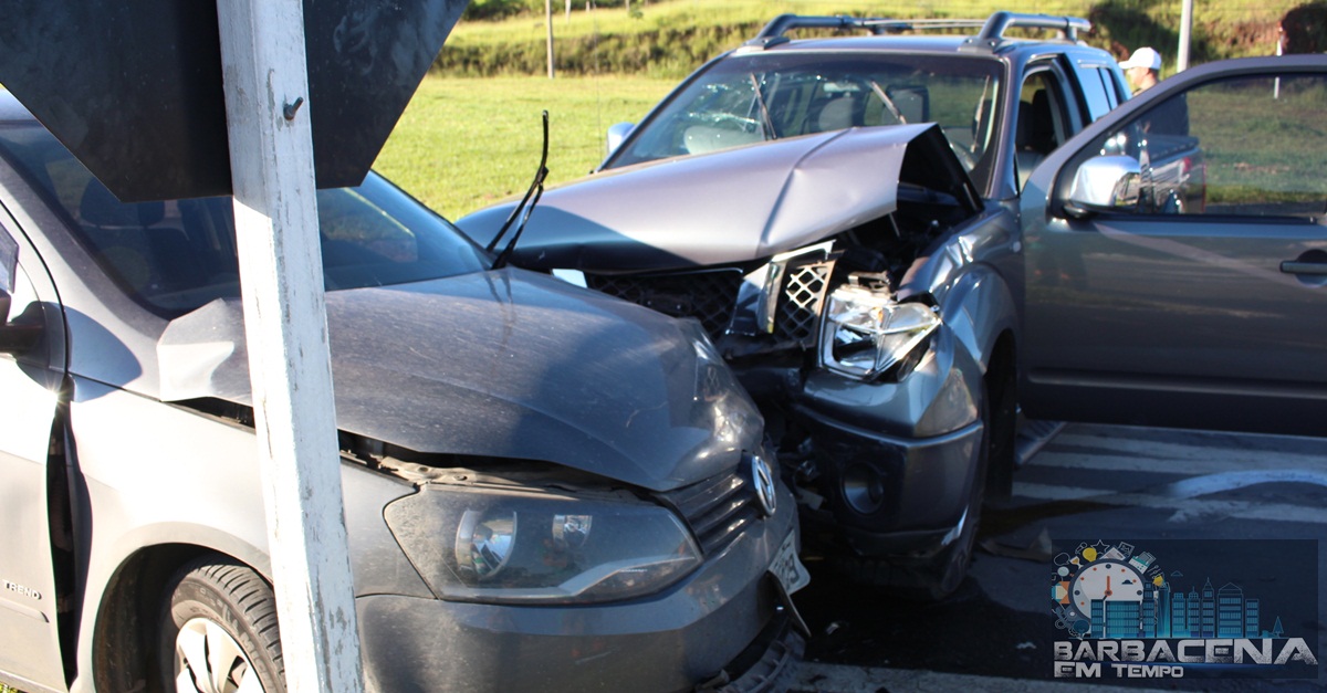 Colisão entre carro e caminhonete no trevo do bairro Santa Maria em Barbacena