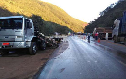 Acidente na BR-040 entre carro, caminhão e carreta deixa uma pessoa morta