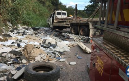 Caminhão com mármore tomba sobre carro e mata uma pessoa, em Sabará