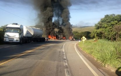 Colisão frontal entre duas carretas na BR-265 deixa uma vítima fatal e duas graves