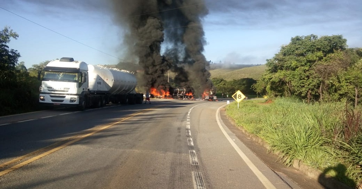 Colisão frontal entre duas carretas na BR-265 deixa uma vítima fatal e duas graves