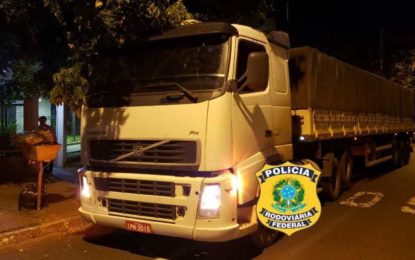 Carreta com 410 mil maços de cigarros contrabandeados é apreendida no Triângulo Mineiro