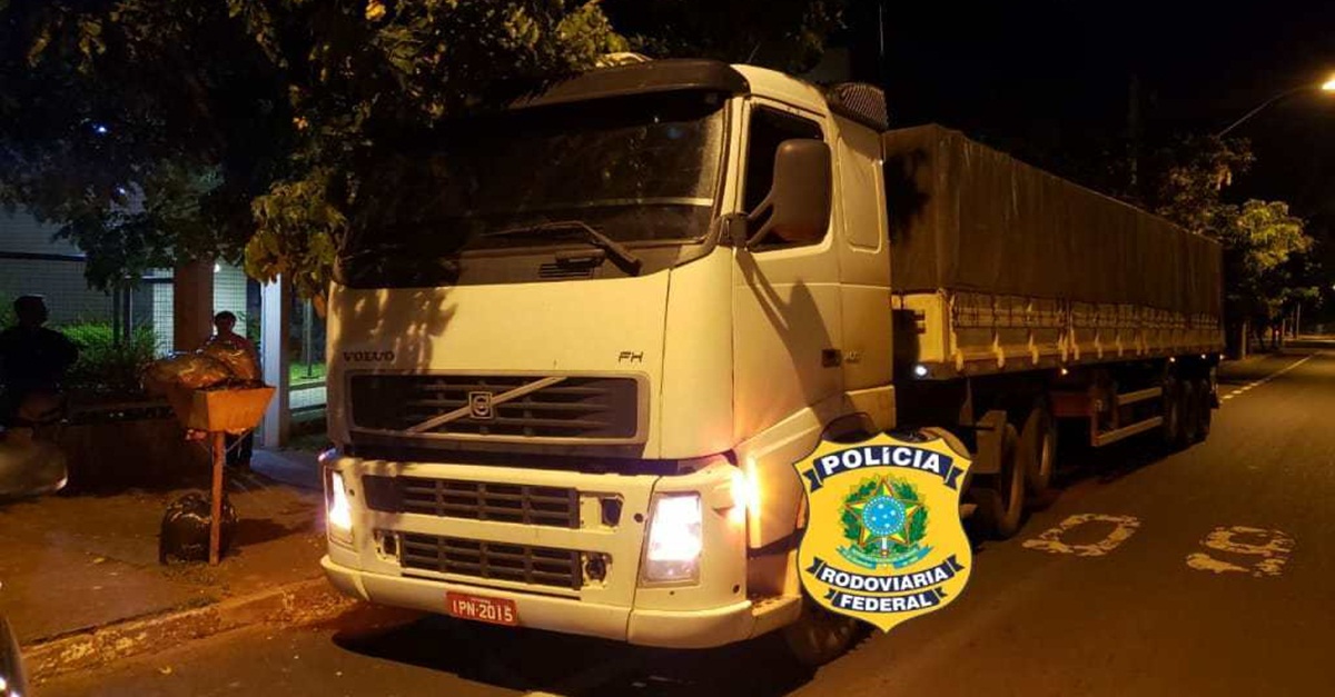 Carreta com 410 mil maços de cigarros contrabandeados é apreendida no Triângulo Mineiro