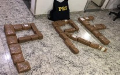 PRF apreende maços de dinheiro estocados em compartimento de van em Juiz de Fora