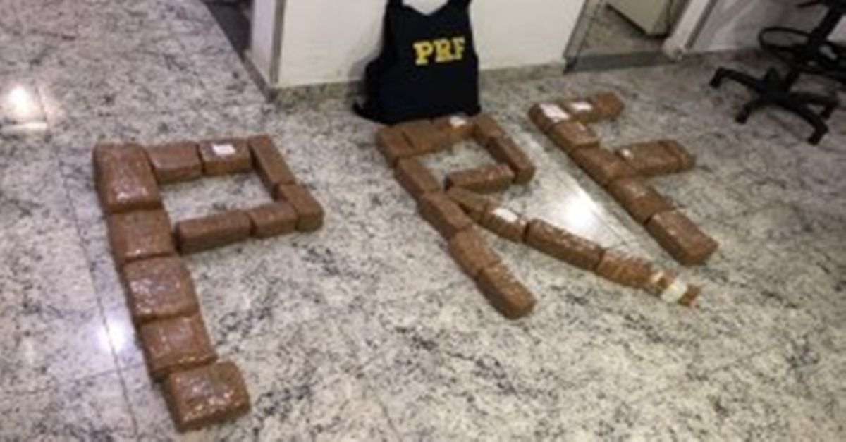PRF apreende maços de dinheiro estocados em compartimento de van em Juiz de Fora