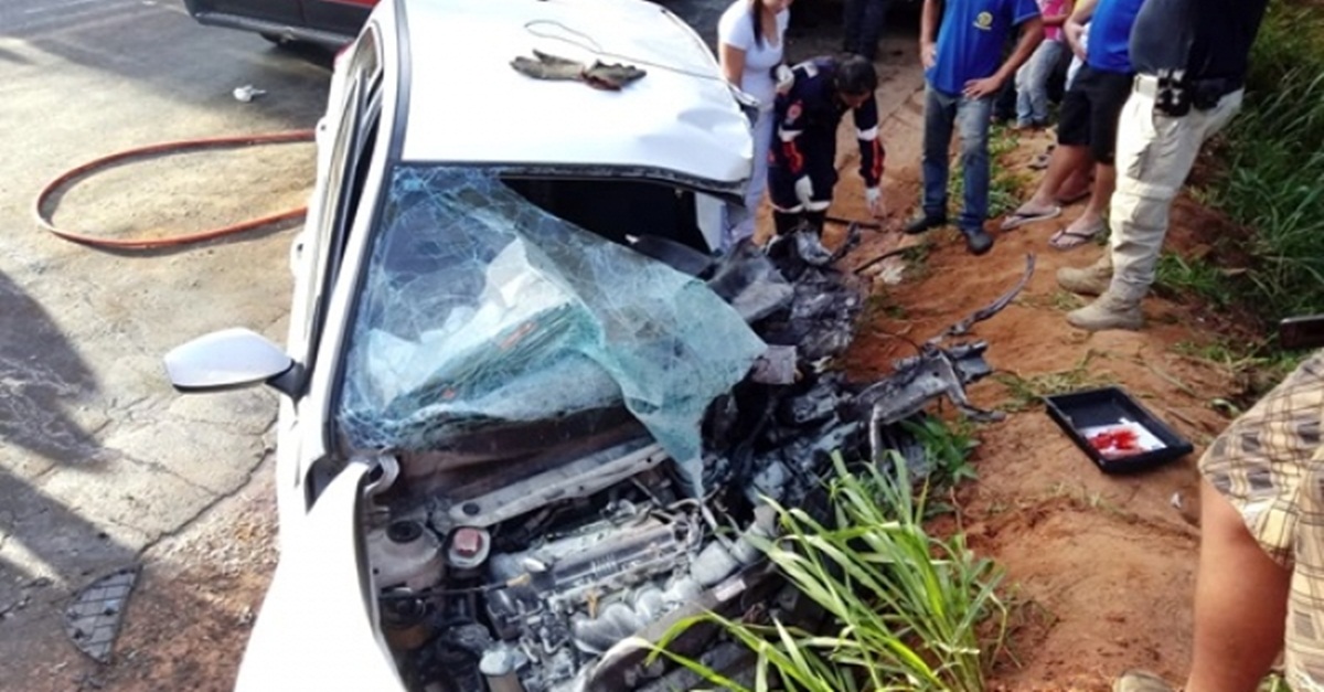 Motorista fica preso às ferragens após colisão com ônibus na BR-116 em Fervedouro – MG