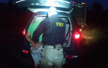 PRF apreende caminhão com 35 mil maços de cigarros falsificados, em Pirapora