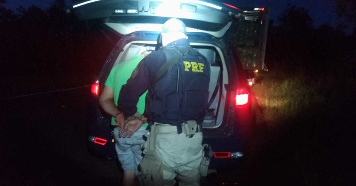 PRF apreende caminhão com 35 mil maços de cigarros falsificados, em Pirapora