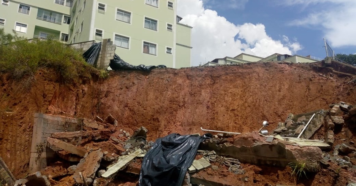 Queda de talude devido as fortes chuvas no bairro Santa Tereza em Barbacena