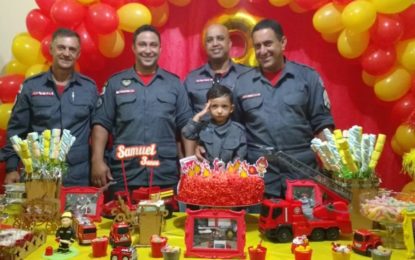 BOMBEIROS REALIZAM O SONHO DE CRIANÇA NO DIA DO SEU ANIVERSÁRIO