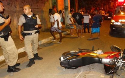 Motociclista perde o controle, bate em carro e muro no bairro Colety em Muriaé – MG