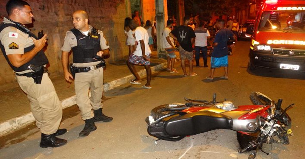 Motociclista perde o controle, bate em carro e muro no bairro Colety em Muriaé – MG