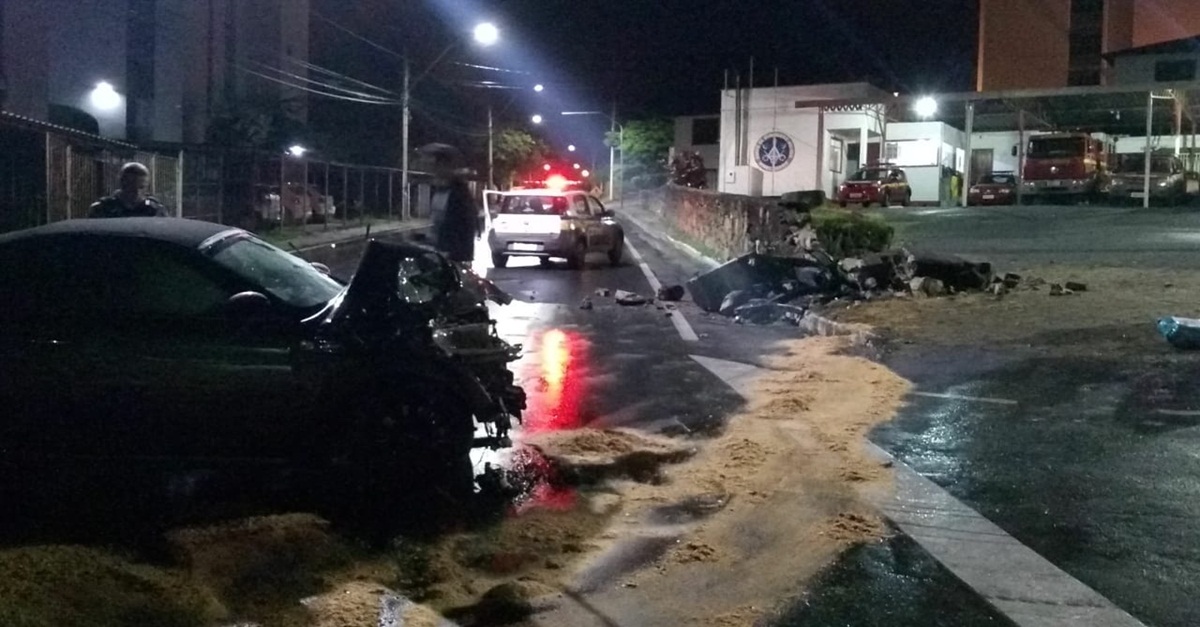 Motorista perde o controle do veículo e atinge muro do quartel de Bombeiros em SJDR