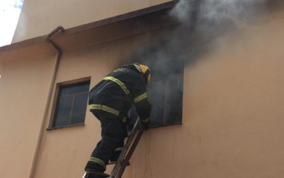 INCÊNDIO CAUSA SÉRIOS DANOS EM EDIFICAÇÃO EM CONSELHEIRO LAFAIETE