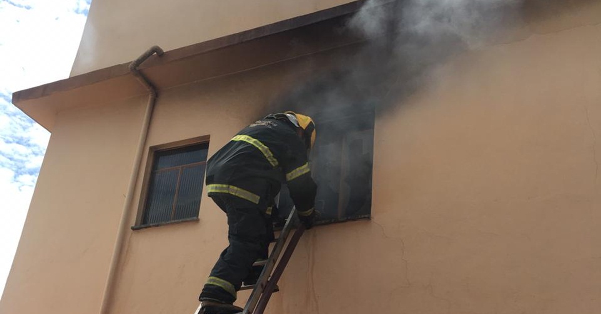 INCÊNDIO CAUSA SÉRIOS DANOS EM EDIFICAÇÃO EM CONSELHEIRO LAFAIETE
