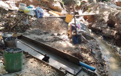 Polícia de Meio Ambiente flagra autores realizando mineração sem utorização em Nazareno