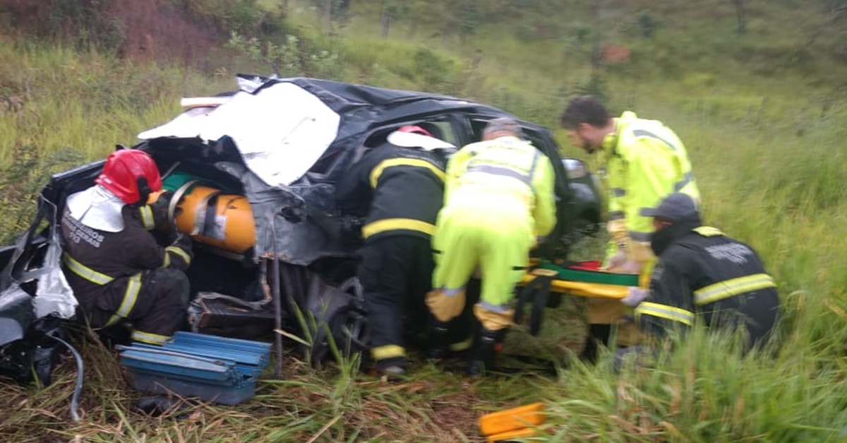 Colisão entre ônibus e carro deixa uma vítima fatal nas proximidades de Alfredo Vasconcelos