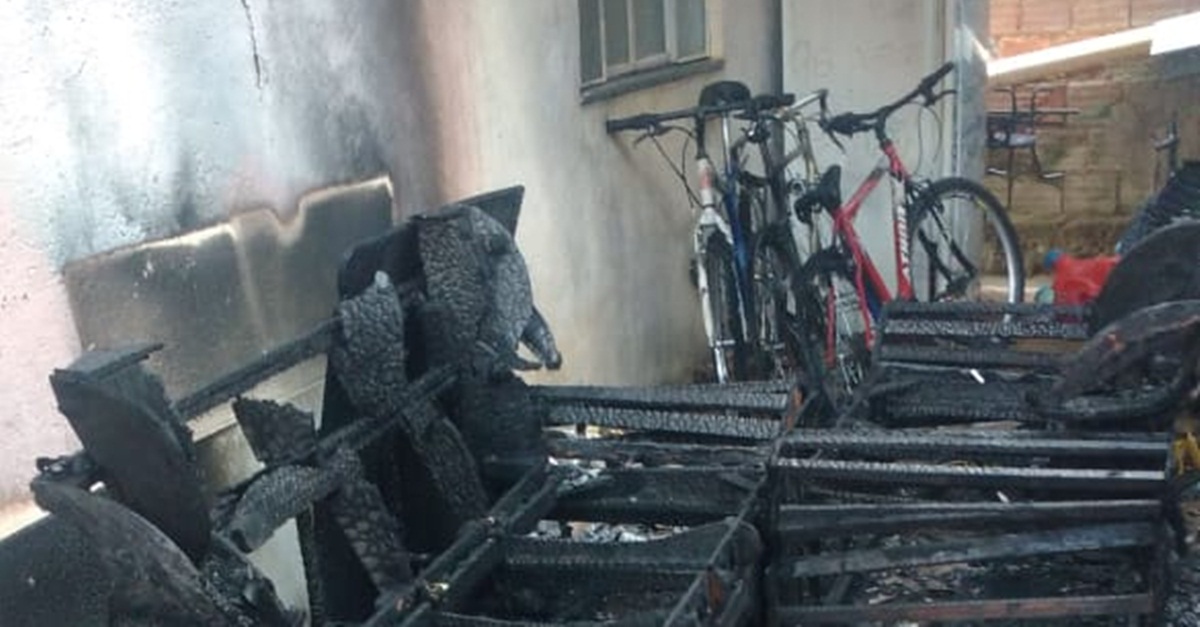 CURTO CIRCUITO CAUSA INCÊNDIO EM RESIDÊNCIA EM ALFREDO VASCONCELOS